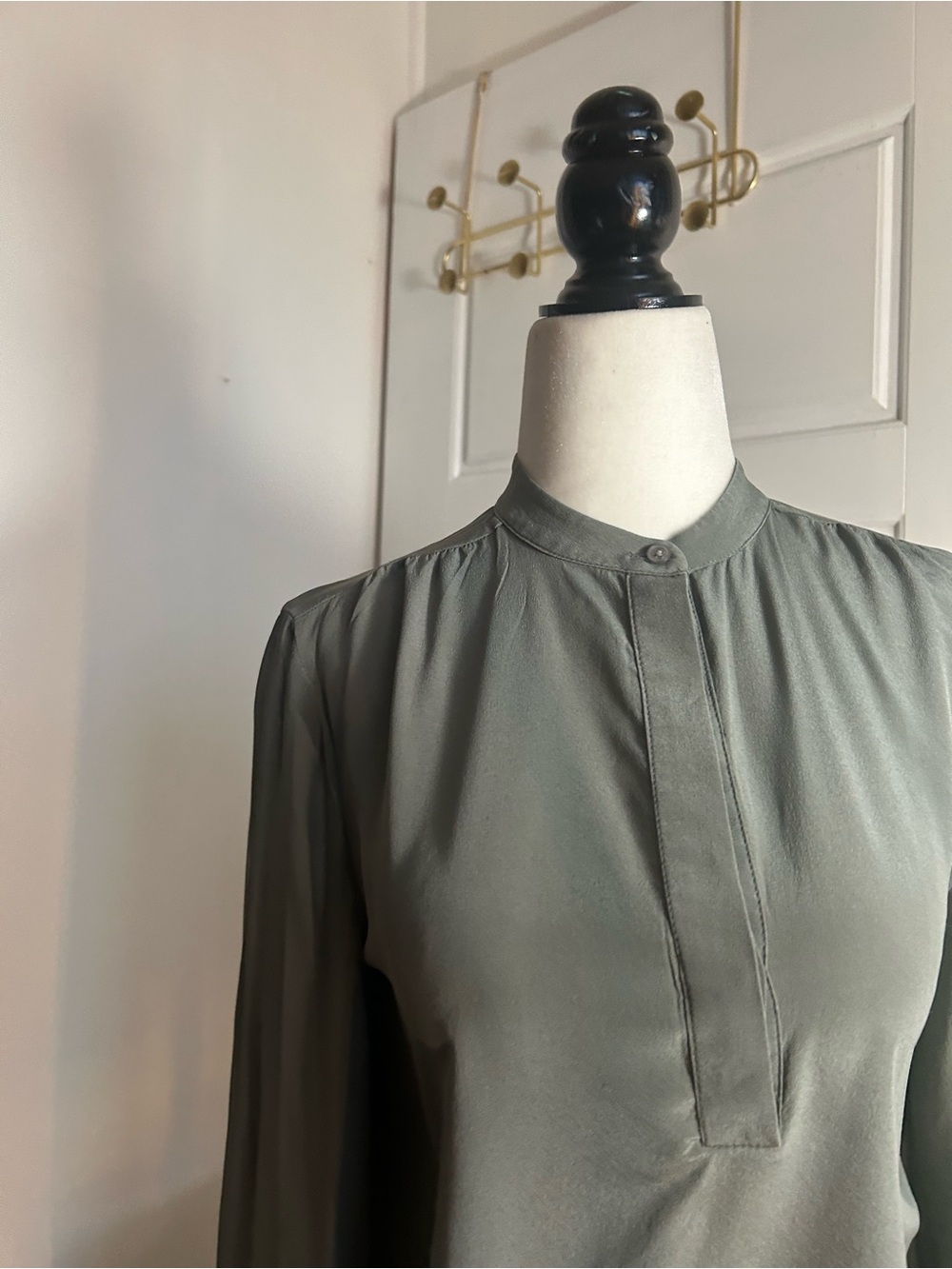 Club Monaco 100% Silk Gray Long Sleeve Blouse XS